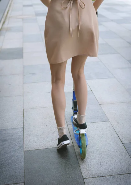 ストリートでのキック スクーターの若い女性の足 — ストック写真