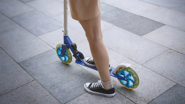 Piernas Mujer Joven Patinete Scooter Calle — Foto de Stock