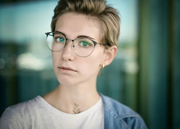 Retrato Una Hermosa Joven Con Gafas — Foto de Stock