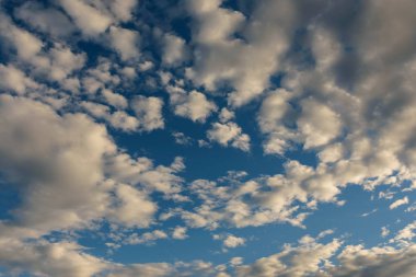 Bulutlu dramatik gökyüzü. Doğa arkaplanı.