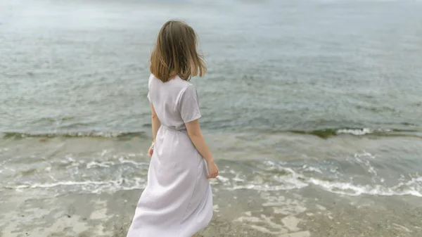 Mujer Vestido Disfruta Paseo Cerca Orilla Del Mar — Foto de Stock