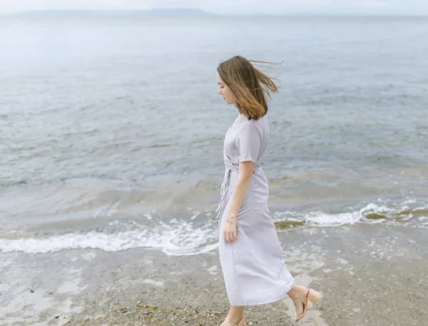 Woman Dress Enjoys Walking Sea Shore — Stock Photo, Image