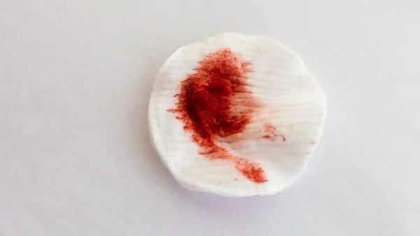 白地に血で綿パッド — ストック写真
