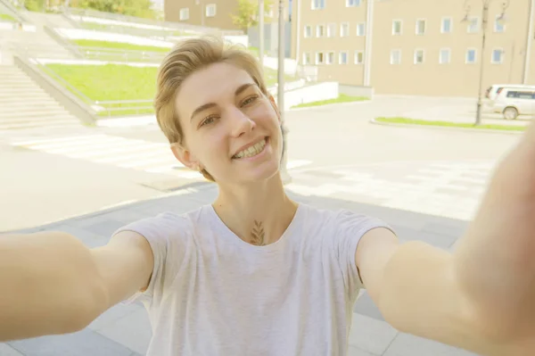 Jovem Mulher Tirar Selfie Rua Cidade Verão — Fotografia de Stock