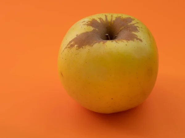 Jablko Oranžovém Pozadí Selektivní Zaměření Mělkou Hloubkou Pole — Stock fotografie