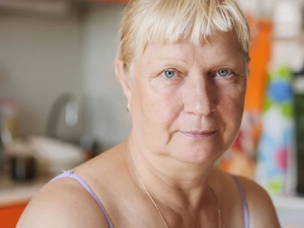 Retrato Uma Mulher Idosa Cozinha Foco Seletivo Com Profundidade Campo — Fotografia de Stock