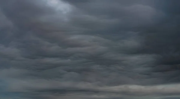 Schöne Dunkle Wellige Wolken — Stockfoto