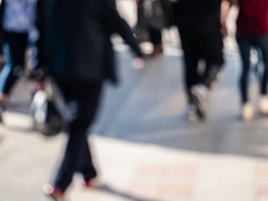 Odak arka plan dışarı insanlar geçiş sokak ile.