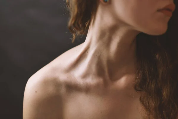 女の子の首ともに劇的な光 — ストック写真