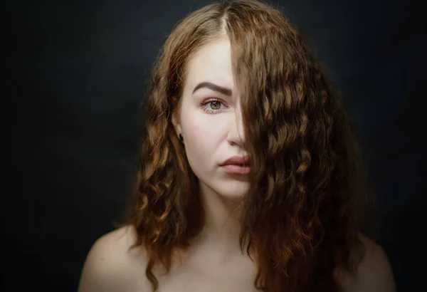 Retrato Una Hermosa Mujer Emocional Con Ojos Verdes Captura Estudio —  Fotos de Stock