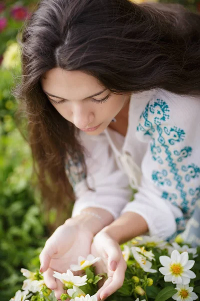 Молодая Красивая Женщина Нюхает Цветы Саду — стоковое фото