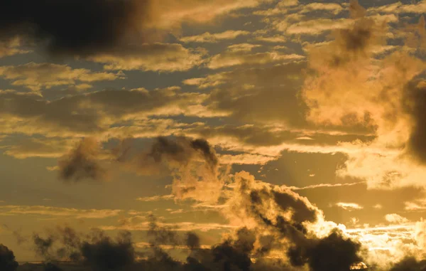 Dramatisk Solnedgång Himmel Med Orange Färgade Moln — Stockfoto