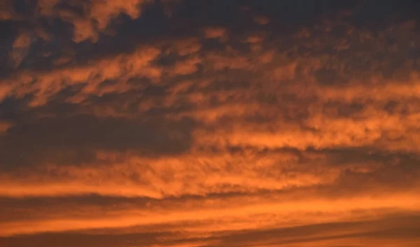 Céu Pôr Sol Dramático Com Nuvens Cor Laranja — Fotografia de Stock