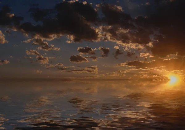 Atardecer Dramático Con Nubes Reflejadas Agua —  Fotos de Stock