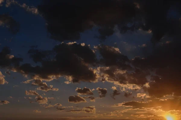 Dramatisk Solnedgång Himmel Med Orange Färgade Moln — Stockfoto