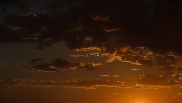 Dramatisk Solnedgång Himmel Med Orange Färgade Moln — Stockfoto