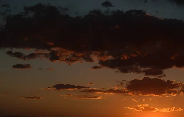 Cielo Espectacular Puesta Sol Con Nubes Color Naranja —  Fotos de Stock