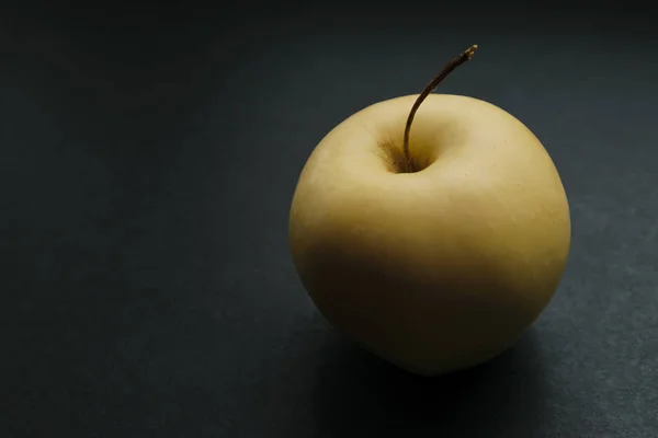 Pomme Verte Fraîche Sur Fond Sombre Concentration Sélective — Photo