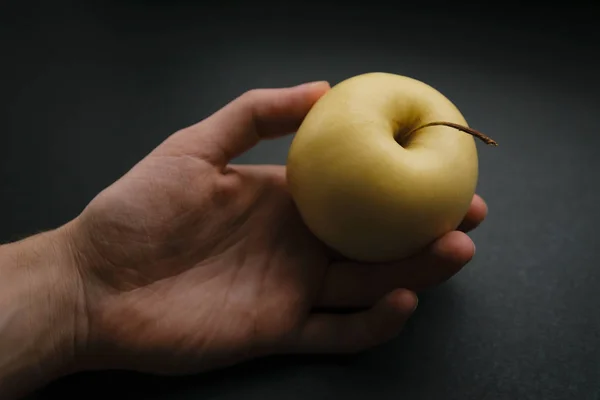 Свіже Зелене Яблуко Руці Темному Фоні — стокове фото