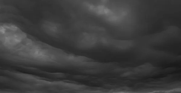 Nuvens Onduladas Escuras Bonitas — Fotografia de Stock