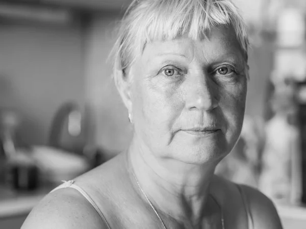 Porträt Einer Alten Frau Der Küche Selektiver Fokus — Stockfoto