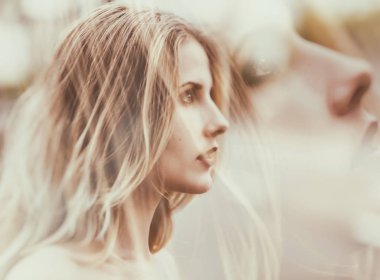 Genç kadının çift pozlama. Soyut Portre.