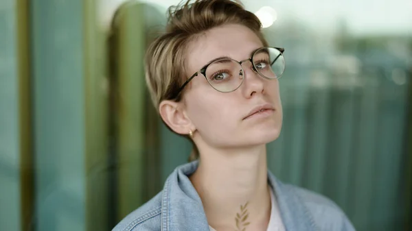 Portrait Belle Jeune Femme Portant Des Lunettes — Photo