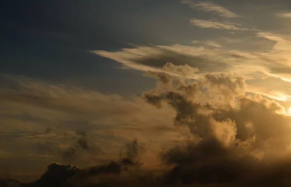 Dramatisk Solnedgång Himmel Med Mörka Moln — Stockfoto