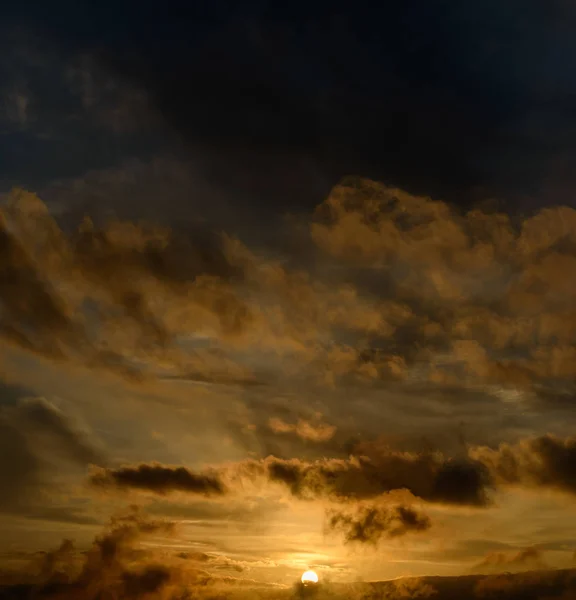 Dramatisk Solnedgång Himmel Med Mörka Moln — Stockfoto