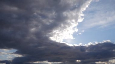 Gökyüzünde hareket eden bulutlar. Doğa arkaplanı.