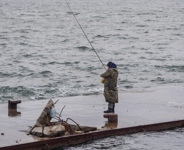 Vladivostok Rusya Federasyonu Ekim 2018 Two Balıkçılar Iskelede Balık Tutma — Stok fotoğraf