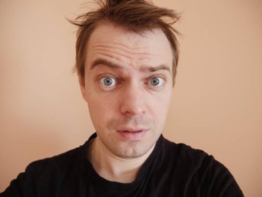 Uykulu bir genç adam portresi.