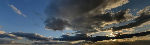 Красивое Небо Заката Темно Красными Облаками Панорама Рес — стоковое фото