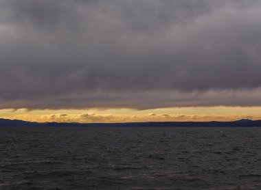 Bulutlu ve denizli güzel gün batımı.