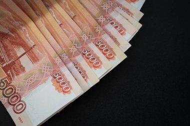 Beş binde Lirası üstünde koyu arka plan.