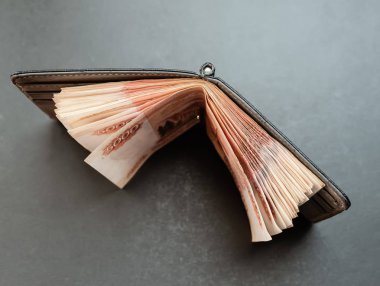 M-cüzdanda bulunan beş binde banknotlar. Seçici odak alan sığ derinliği ile.