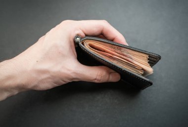 M-cüzdanda bulunan beş binde banknotlar. Seçici odak alan sığ derinliği ile.