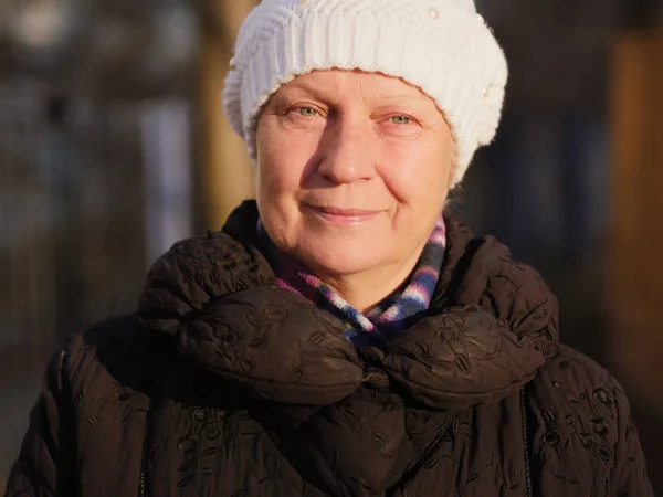 Retrato Una Hermosa Mujer Mediana Edad Aire Libre Enfoque Selectivo — Foto de Stock