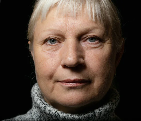 Retrato Mujer Mediana Edad Suéter Sobre Fondo Oscuro — Foto de Stock