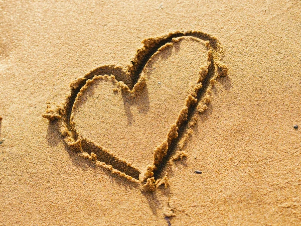 砂に描かれたハート手 トーンダウン カラー — ストック写真
