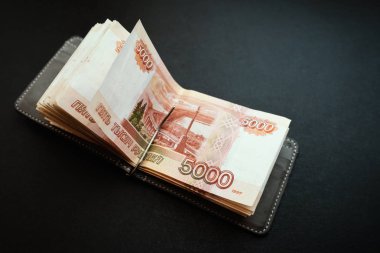 M-cüzdanda bulunan beş binde banknotlar.