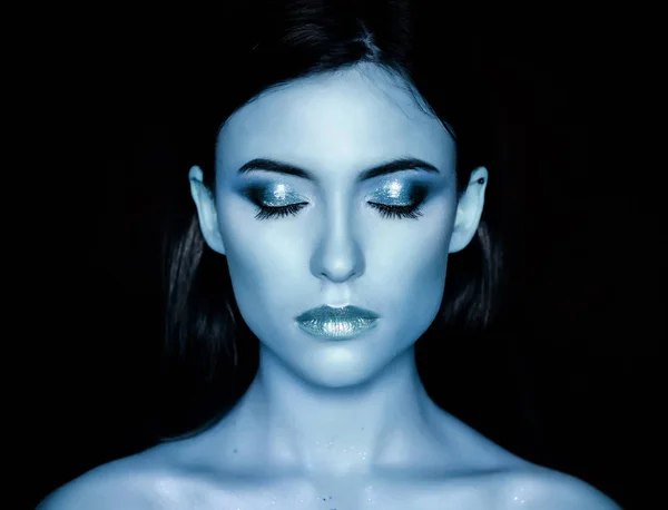 Retrato Una Joven Modelo Con Maquillaje Azul —  Fotos de Stock