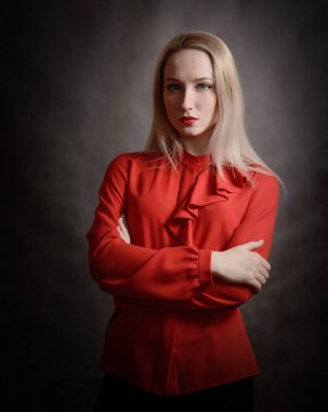 Kırmızı bir bluz genç bir kadın portresi.