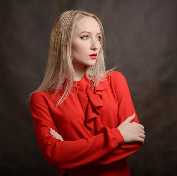Retrato Uma Jovem Mulher Uma Blusa Vermelha — Fotografia de Stock