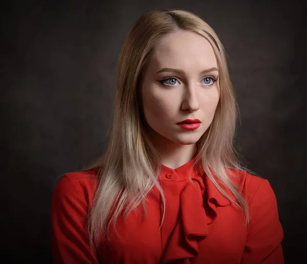 Portret Młodej Kobiety Czerwonej Bluzce — Zdjęcie stockowe