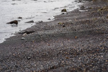 Siyah kum plaj. Seçici odak.