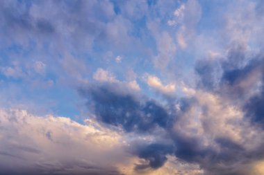 Güzel gün batımı gökyüzü bulutlu.