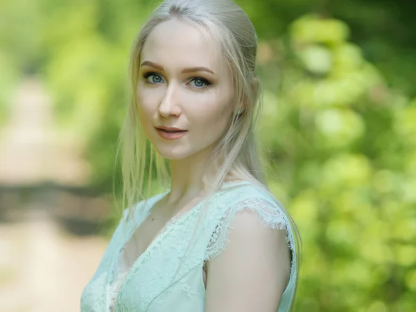 Summertime Porträtt Ung Kvinna Parken — Stockfoto