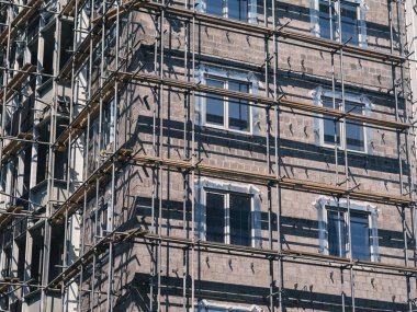 İskele ile bina inşaatı.