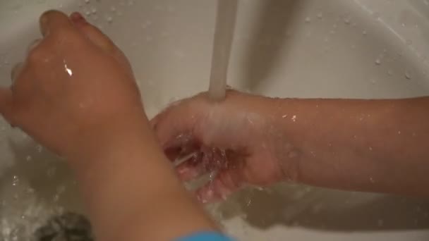 赤ちゃんは スローモーションで手を洗っています 選択と集中 — ストック動画